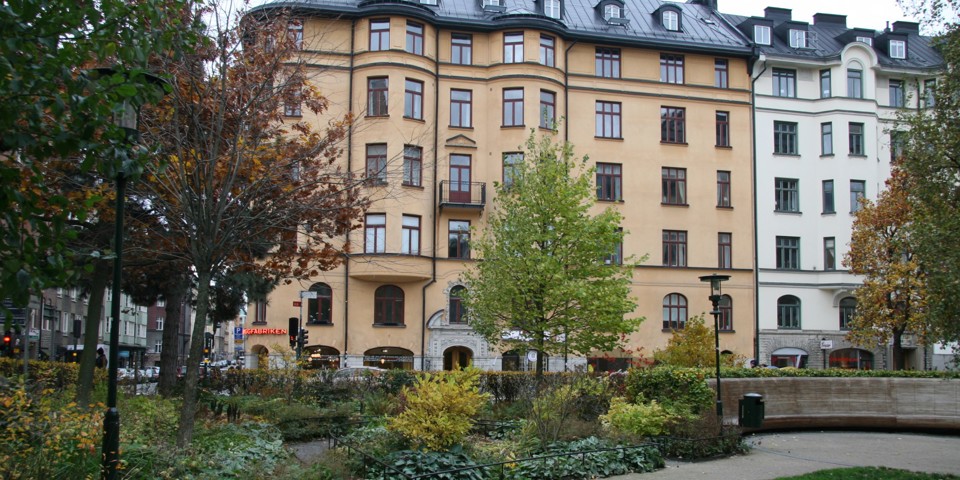 Perennplanteringar  framför en stor bågformad parksoffa som spelar musik framförd av Monica Zetterlund
